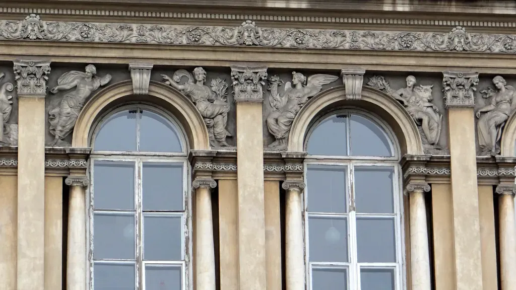 Gzymsy elewacyjne styropianowe na elewacji