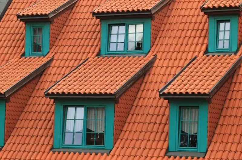 Renowacja dachu a oszczędność energii – jak technologia zimnego dachu obniża koszty klimatyzacji?