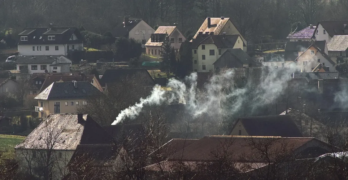 Płonące drewno w kominku zapewniające ciepło i przytulną atmosferę w domu.