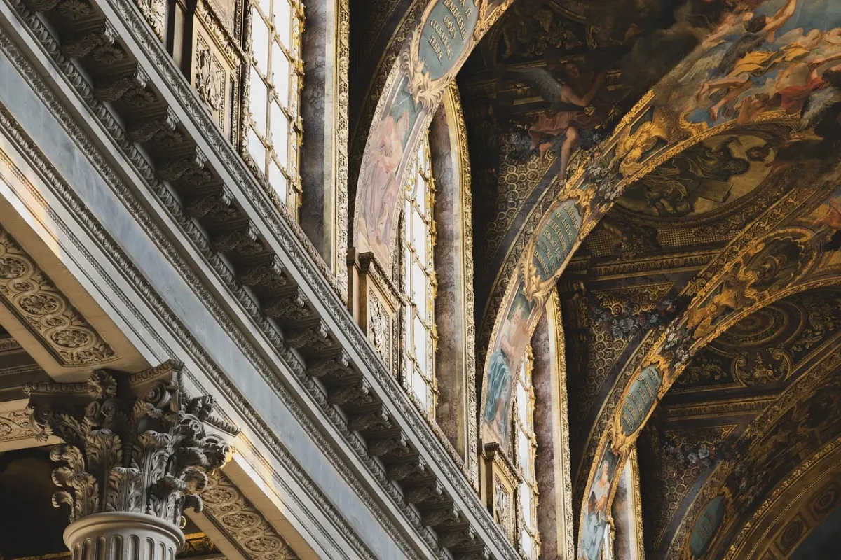 Profesjonalne malowanie ścian w odcieniu Versailles oraz sufitu w eleganckim wnętrzu.