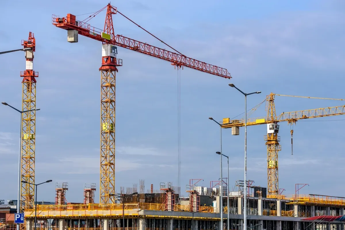Dźwig obsługujący proces betonowania na placu budowy. Prace konstrukcyjne w trakcie realizacji inwestycji.