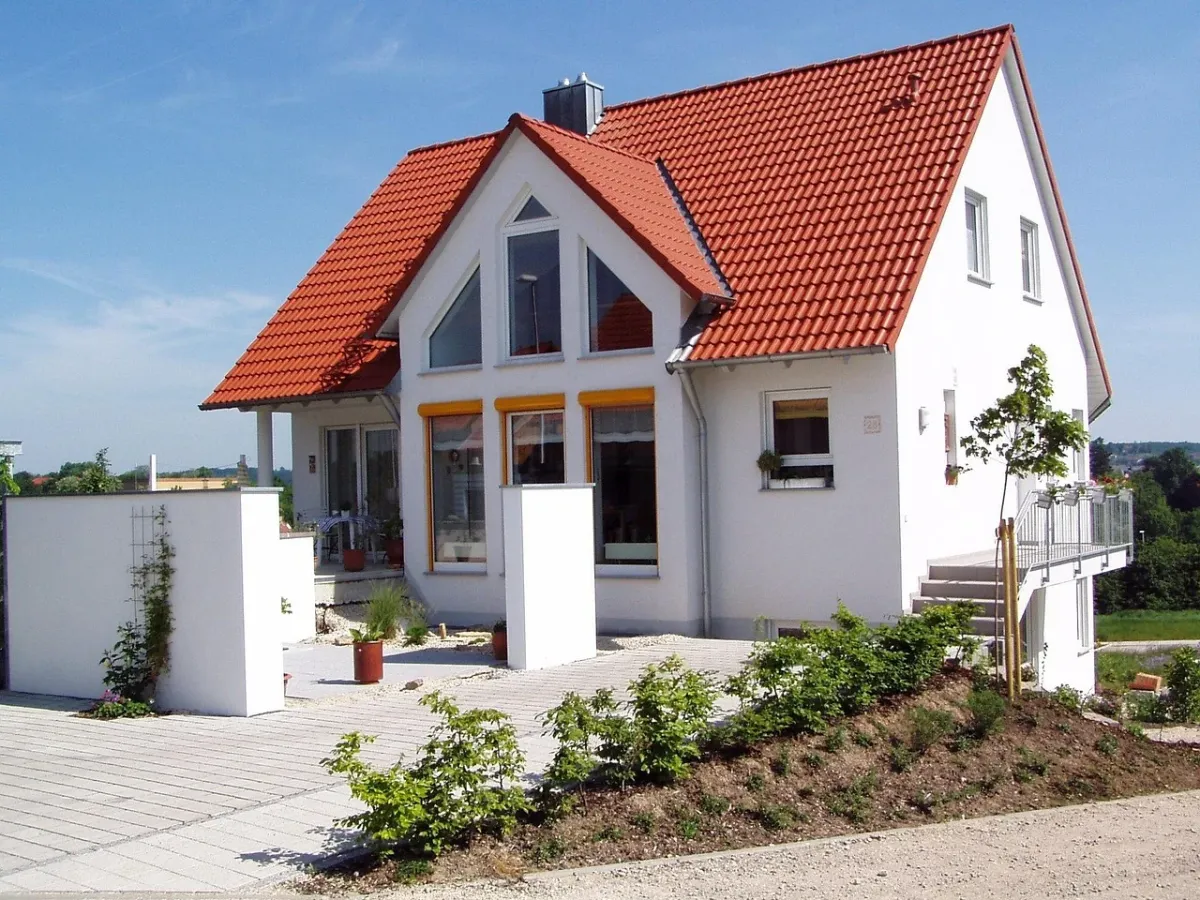 Nowoczesny dach nowego domu jednorodzinnego, podkreślający estetykę i wysoki standard apartamentu.