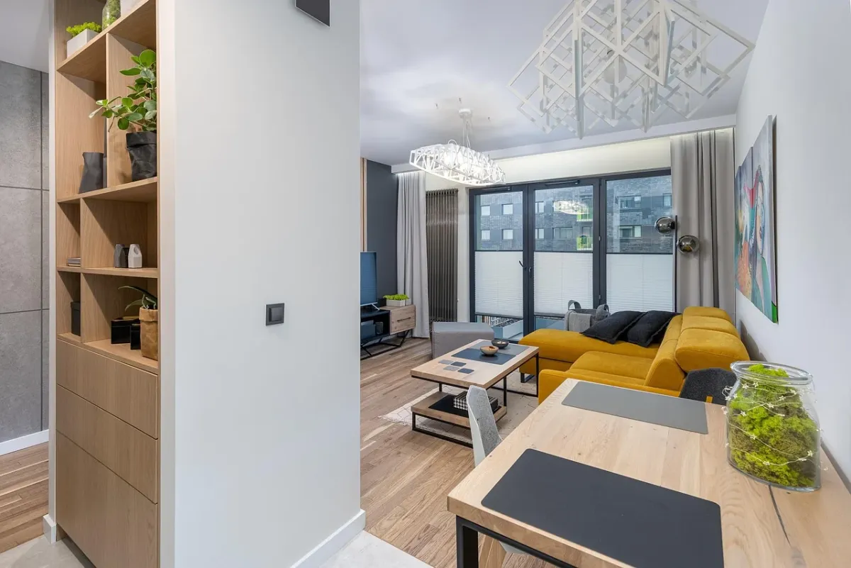 Nowoczesne, przestronne wnętrze apartamentu zaprojektowane w minimalistycznym stylu.